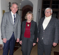 Gernot Wamser zusammen mit Kerstin Haug-Zademack und Bürgermeister Wolfgang Vockel.