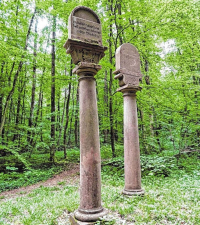 Die beiden Hoheitssäulen an der Weinstraße im Irtenberger Forst