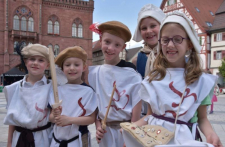 Der Nachwuchs der Tauberfränkischen Heimatfreunde mischte fröhlich und kräftig mit.