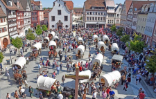 Mit dem Ruf „Jubel“ wurde der Seligenstadter Kaufmannszug am Dienstag in der Kreisstadt begrüßt. Allein seine Größe und die bunte Pracht der historischen Kostüme machten Eindruck.