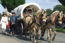 Der Kaufmannszug nähert sich dem Schlossplatz in Külsheim.