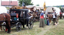 Der historischer Kaufmannszug macht auf seinem Weg von Augsburg nach Seligenstadt