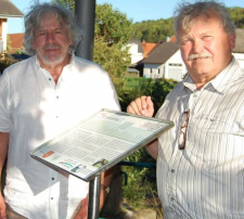 Um den „Kennemer Wej“ geht es auf den zwei Königheimer Tafeln des überregionalen Mundartwegs. Das Bild zeigt Heimatvereins-Vorsitzenden Lothar Achstetter (rechts) und Autor Burkard Gassenbauer bei der Aufstellung der Tafeln.