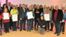 Fünf Gruppierungen von Ehrenamtlern leiten im Main-Tauber-Kreis fünf weit über die Kreisgrenzen hinausstrahlende Museen.  Das Bild zeigt die Preisträger gemeinsam mit Landrat Christoph Schauder (Mitte) sowie Mitgliedern der Jury, Kreisräten und Vertretern der Kommunen.