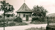 Die Rektorskapelle an ihrem ursprünglichen Standort an der alten Würzburger Straße. Die Aufnahme entstand nach dem Umbau von 1892; rechts ist die Einfriedung des Soldatengrabs zu erkennen. © Bildarchiv: Heer