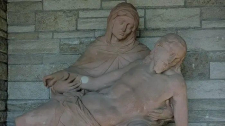 Die nahezu lebensgroße Pietà bildet bis heute das Zentrum der Kapelle. In der Stadtchronik wird sie als „seitenverkehrte Dettelbacher Pietà“ bezeichnet. © Hendrik Beierstettel