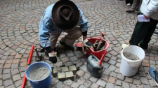 Der Initiator der Stolperstein-Bewegung, Gunter Demnig, verlegt die Messingplatten in Tauberbischofsheim eigenhändig.